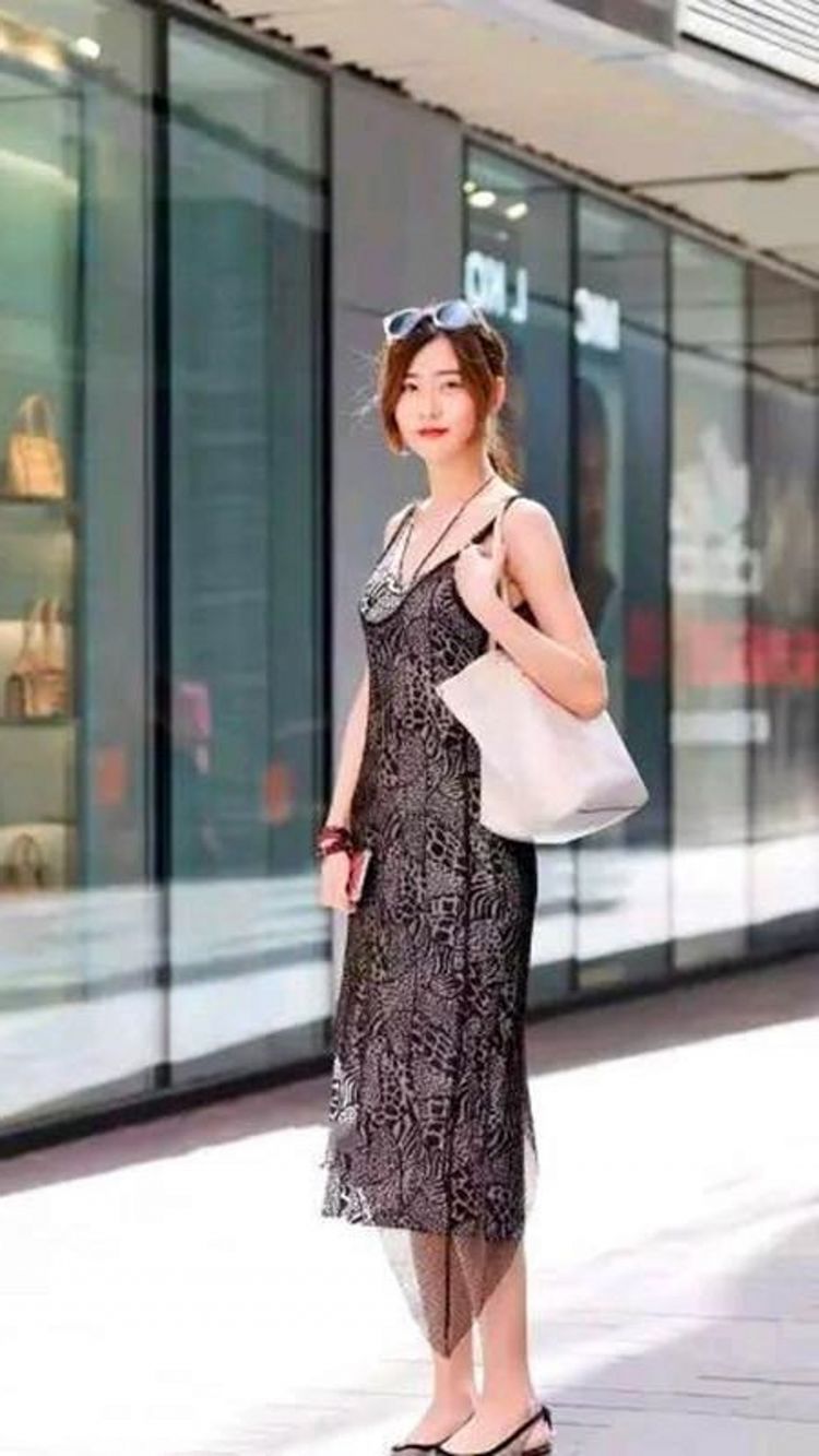 喇叭裤|街拍“达人”：亮橙色连衣裙，时尚有活力，优雅有气质