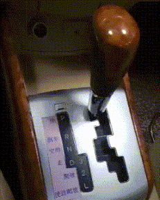 |搞笑GIF:后面的妹子,你怎么不用手推门,看着为你心疼!