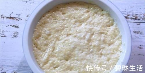 烤盘|懒人面包做法，不用揉面，更不用揉出膜，面包一样柔软拉丝