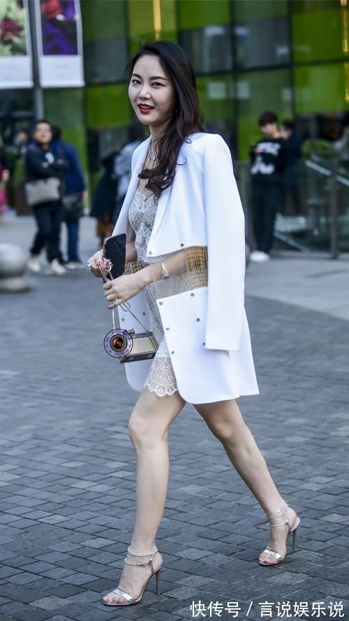 搭配 美女穿搭:姐姐的穿搭太大胆,蕾丝短裙搭配西装,展现出独特的美