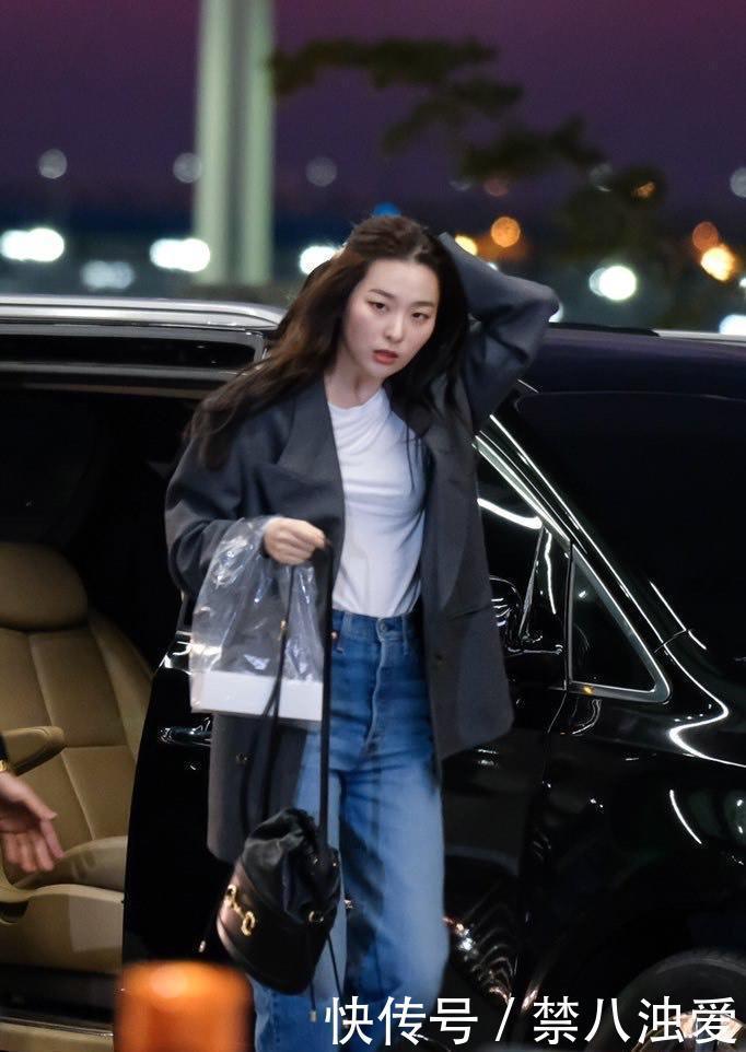 姜涩琪真是个时髦精！穿西装酷炫个性，差点美到认不出