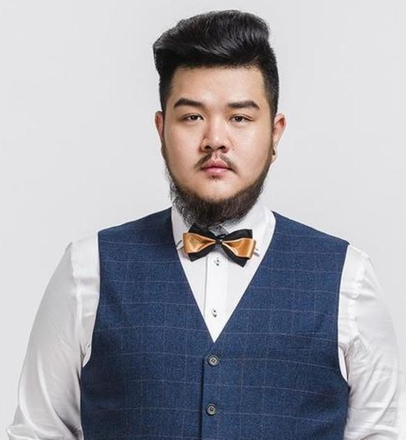 两边剃光的最帅气发型，干练利落又有范，好打理更有男人味