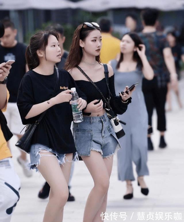 牛仔短裤 小妹一看就是心机过人,一字肩配牛仔短裤,很有青春活力