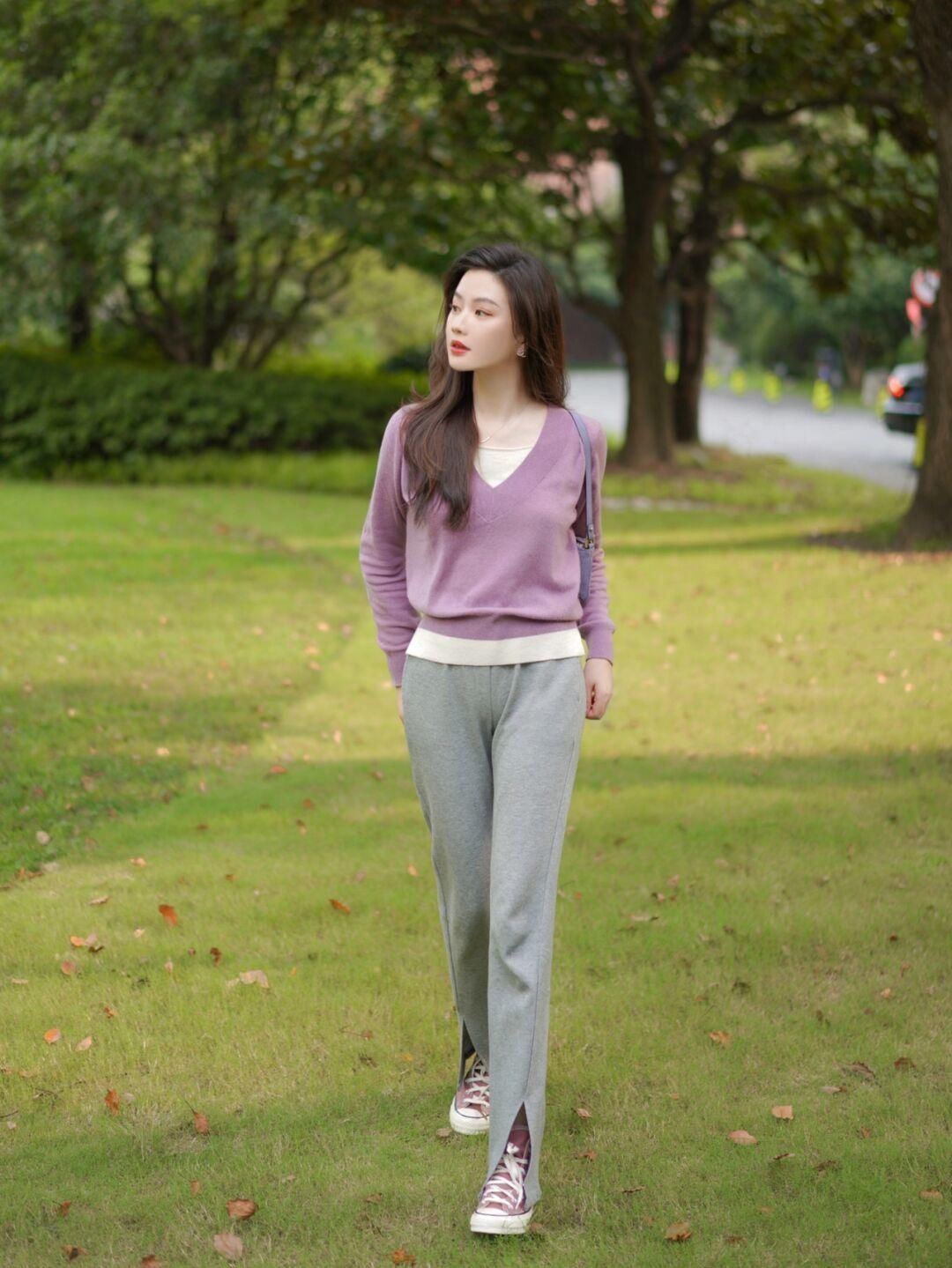 牛仔裤|针织衫选对颜色很重要，浅紫色针织衫+灰色运动裤，温柔又气质