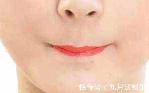 嘴唇|涂口红,还在傻傻抿嘴唇这4步缺一不可,不然别怪口红粘杯掉色