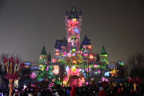 方特城堡极光秀精彩上演 市民景区里欢度春节