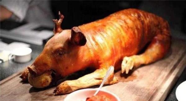 西餐|为什么西餐里的烤乳猪，嘴巴里都要塞一颗苹果？是为了荤素搭配吗