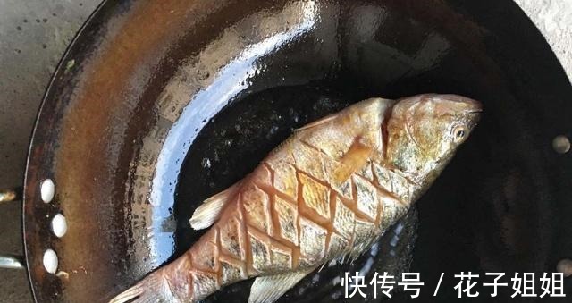 烤鱼|这样煎鱼省油又不粘还不溅油不破皮!在鱼身上涂一物,赶紧试试吧!