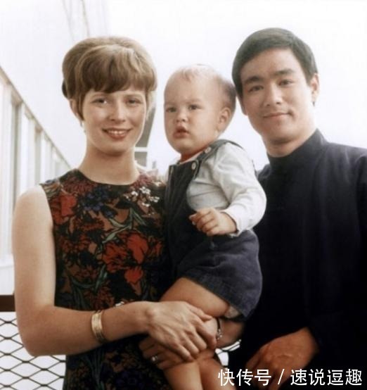 罕见照|珍藏!李小龙和妻子孩子的家庭罕见照,一代宗师也是顾家好丈夫