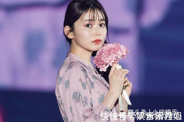 渡边美 日本关西时装周,渡边美优纪,以风格突出的针织连衣裙搭配出席