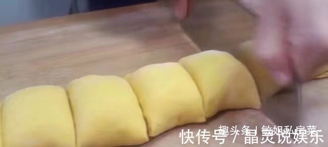 馒头用此法做,不放一滴水,喧软香甜,孩子吃特适合,营养还美味