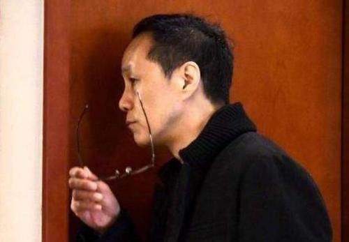 孩子|5岁女儿一换衣服就紧闭房门,爸爸好奇扒门缝,定睛一看红了眼眶