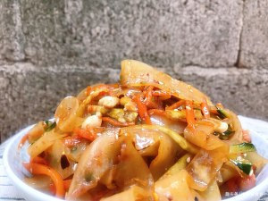 筋道|1分钟教你在家做凉皮,爽滑筋道,干净又卫生,孩子一次都吃两碗