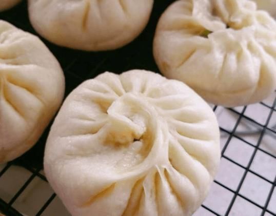 做豆腐馅包子,豆腐别直接包,也别炒,多做一步,比吃肉包还过瘾