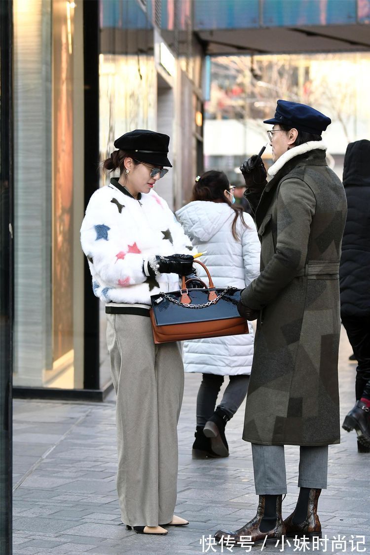 身材 街拍:宽松款式的蓝色羽绒服,被小姐姐高挑身材衬托的非常漂亮!