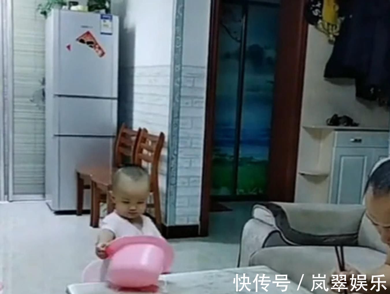 坐便器|爸爸给宝宝买了个坐便器,宝宝高兴起来就如此做,爸爸直接笑喷了