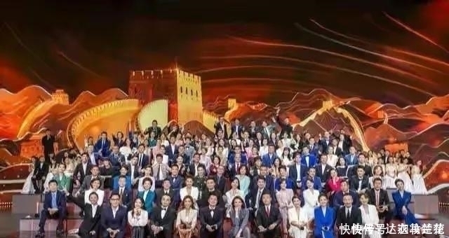 撒贝宁|全国107位主持人聚首董卿翘二郎腿坐C位朱迅靠边坐，梁田牛