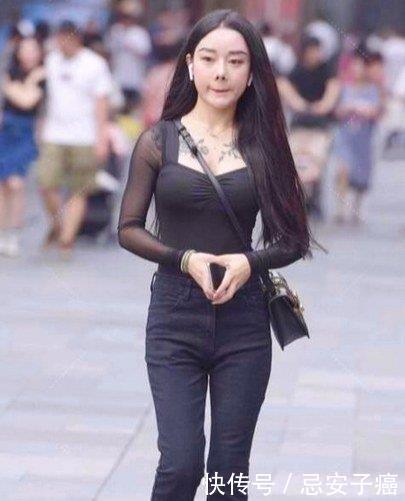 街拍美女:黑色网纱上衣搭配高腰牛仔裤,彰显与众不同的魅力