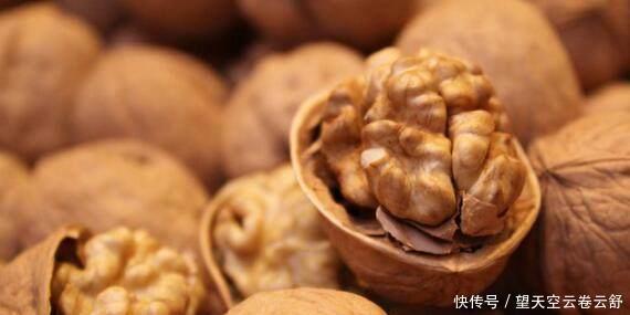 核桃|睡前吃苹果等于吃毒药养生专家告诉你吃3种食物的正确时间!