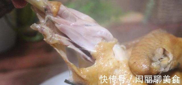 调料|电饭煲也能做烤鸡，鸡肉鲜嫩多汁，香软脱骨，味道不比买的差