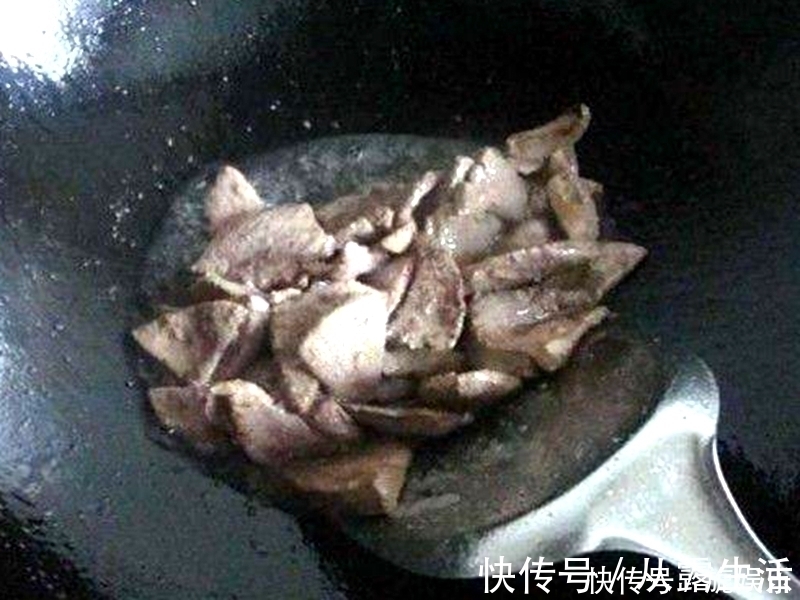 冷藏|洋葱炒猪肝时，记得多加一个步骤，猪肝嫩滑爽口更好吃