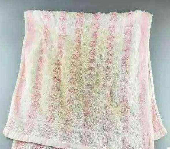 毛巾变硬“脏兮兮”清洗加点“小东西”,水里泡一泡,干净除菌