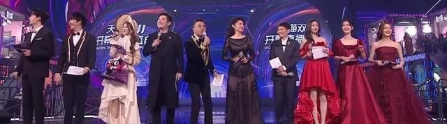  娱乐|破次元！成龙和硬糖少女组合表演《醉拳》，蓝莓台娱乐登顶还很难