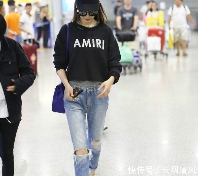 卫衣配牛仔裤才好看,上宽下窄无敌显瘦