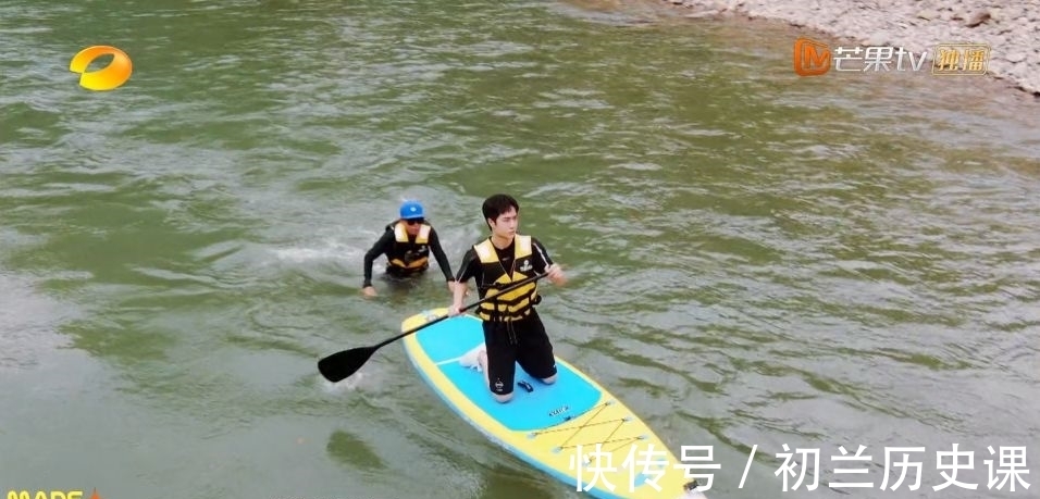 水枪|王一博一直忽悠枫哥下水游泳，《街舞4》8月14日开播，王队长来了