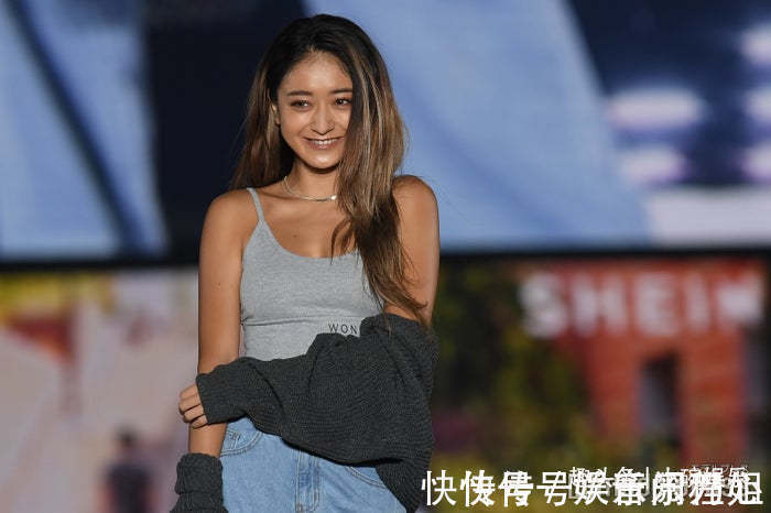 渡边美 日本关西时装周,渡边美优纪,以风格突出的针织连衣裙搭配出席