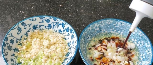 年夜饭鸡肉怎样吃教你广式白切鸡正确做法,配2种蘸料爽滑味美