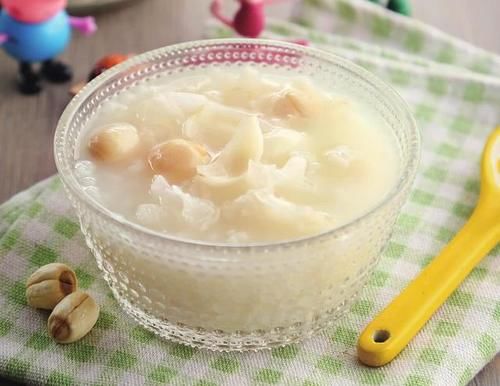 睡眠质量|金秋莲子很养人，4种莲子食疗方，帮你养心安神，缓解失眠多梦