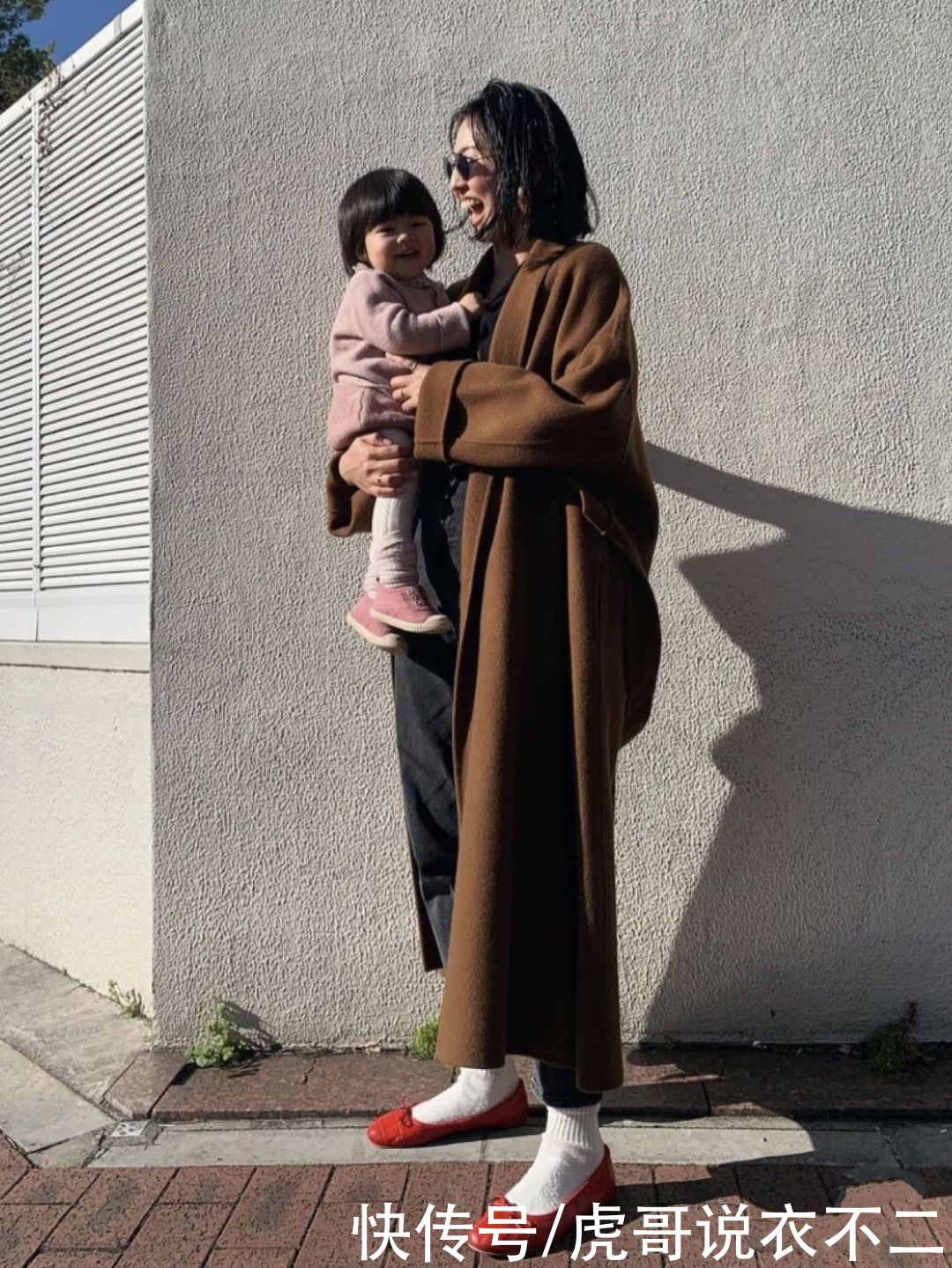 日本圆脸宝妈真会穿，冬装时尚实用又显瘦，带娃也能貌美如花