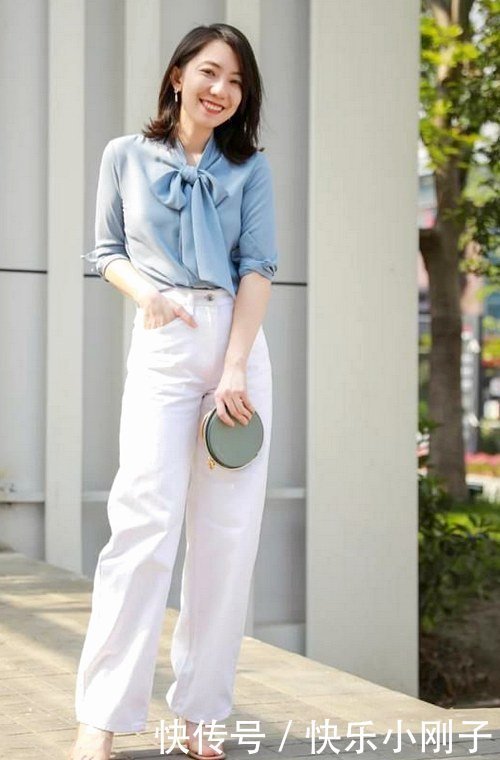 蓝色|小姐姐穿纯蓝色的服装,简单修身,让你美成焦点!