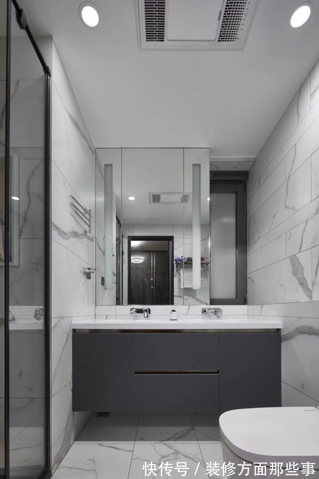 壁龛|200平现代风四居室,三层叠级的方式背景墙+内置壁龛很别致