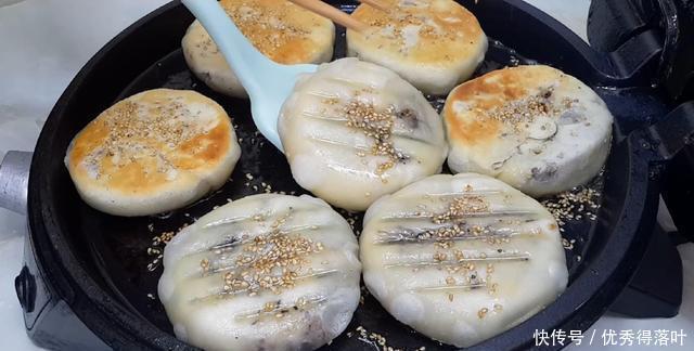 烧饼这样做才香酥，锅里烙一烙，比买的还好吃，咬一口就香酥掉渣