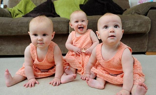 睡姿|3胞胎姐妹花凭睡姿走红,二妞呐喊终究是我一个人扛下了所有