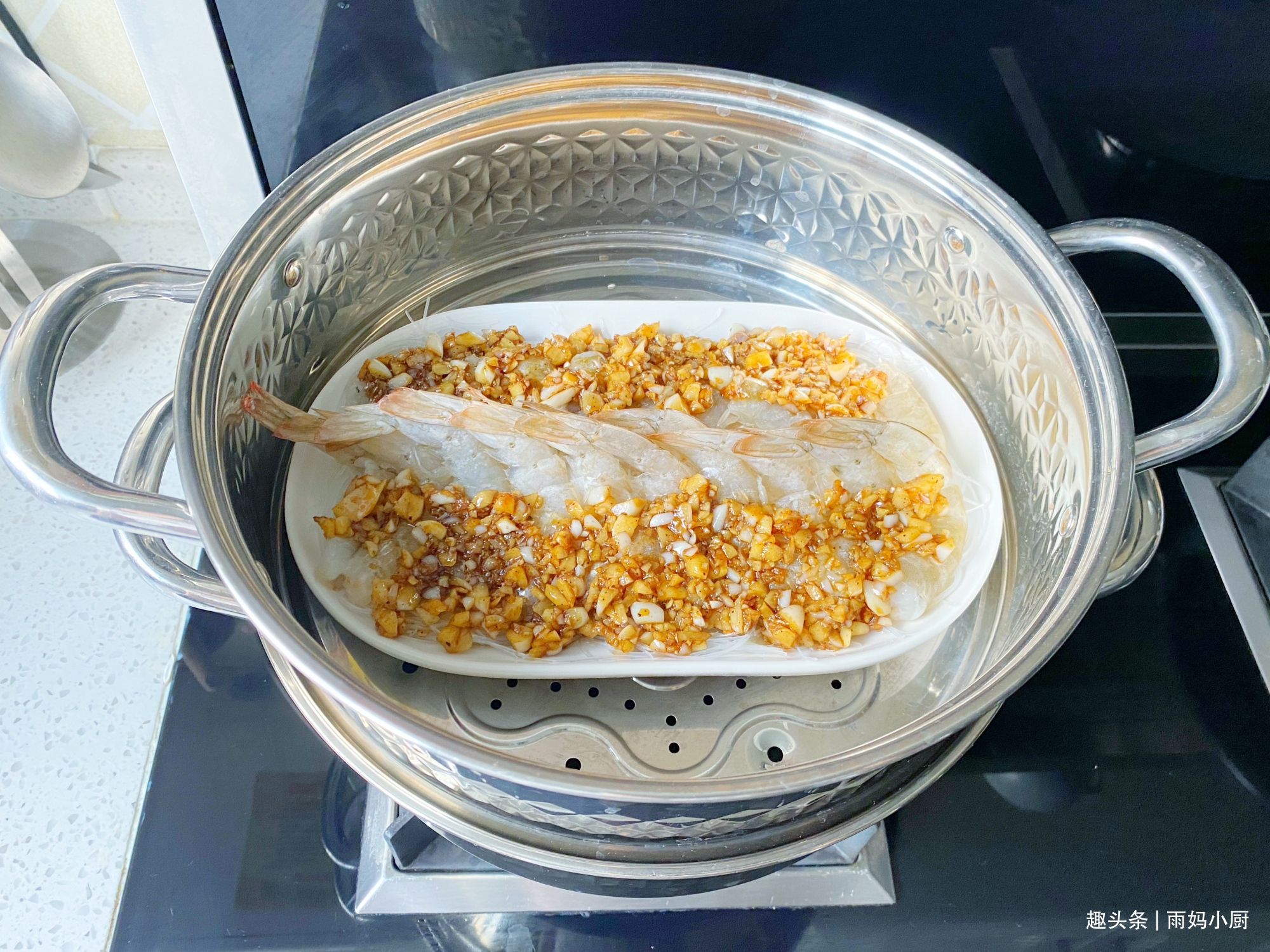 蒜蓉粉丝蒸虾,粉丝不要焯水记住1招,虾肉鲜嫩粉丝入味又好