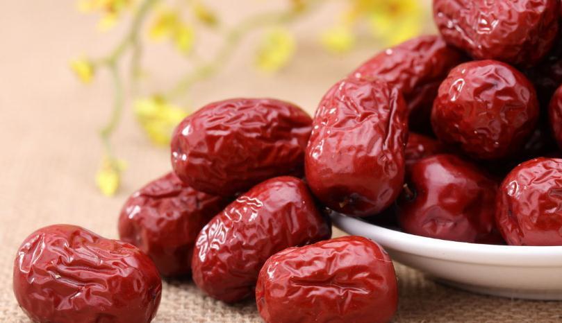 四红汤|冬天又冷又干,女人记得多吃这4种食物,越吃气色越好,显年轻