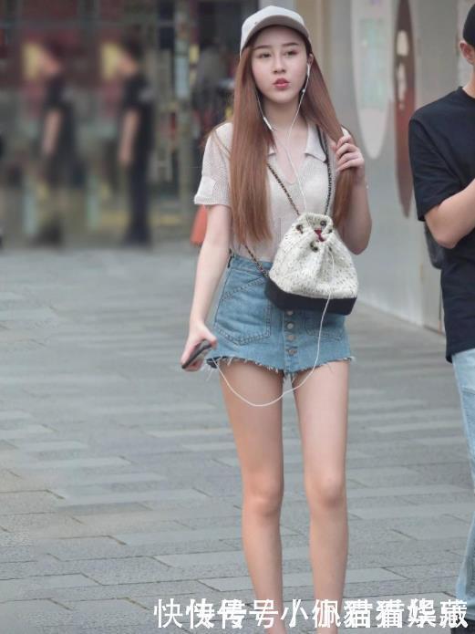 与众不同|街拍美图青春靓丽的小姐姐,穿搭牛仔短裙,穿出与众不同的风采