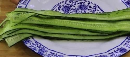 2根黄瓜，2个鸡蛋，好吃解馋，我家一周吃6次，天天吃不够