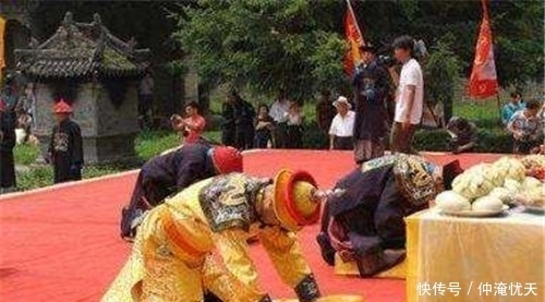 上交|他手戴价值上亿的乾隆扳指，专家建议上交，他说6字让专家沉默了