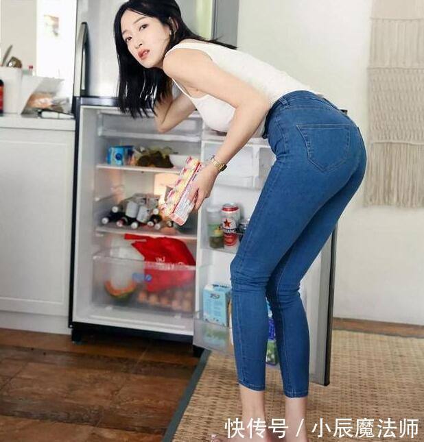 身材紧致的牛仔裤美女,显得高挑有型,非常有魅力