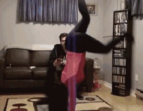 |搞笑GIF：妹子 有斑马线你们不 非要去翻护栏 这下尴尬了吧