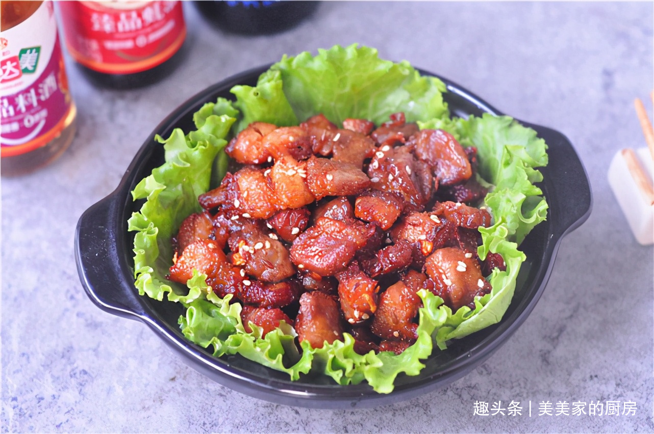 我家五花肉从不红烧,淋一勺酱油,不炒也不炖,一大盘不够吃!