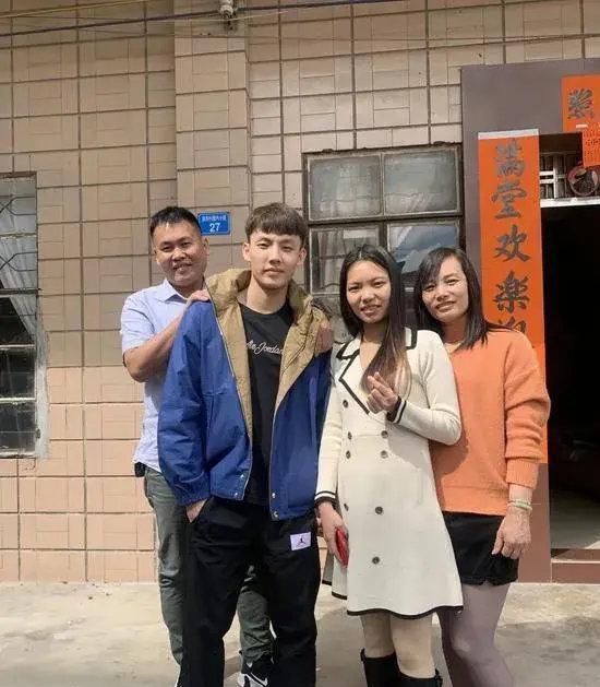 徐杰|曹芳和徐杰都是1米78，為何打不了CBA？