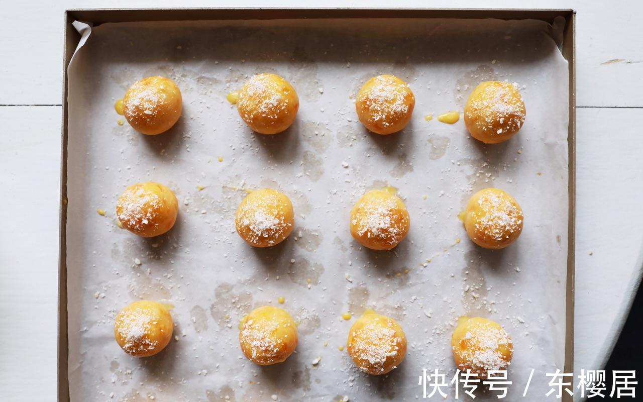 香酥可口的咸蛋黄酥,浓浓椰香,满口酥脆