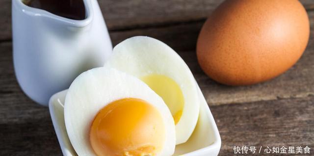 水煮鸡蛋时,不要直接放进下锅,牢记2技巧,鸡蛋软嫩好剥壳!