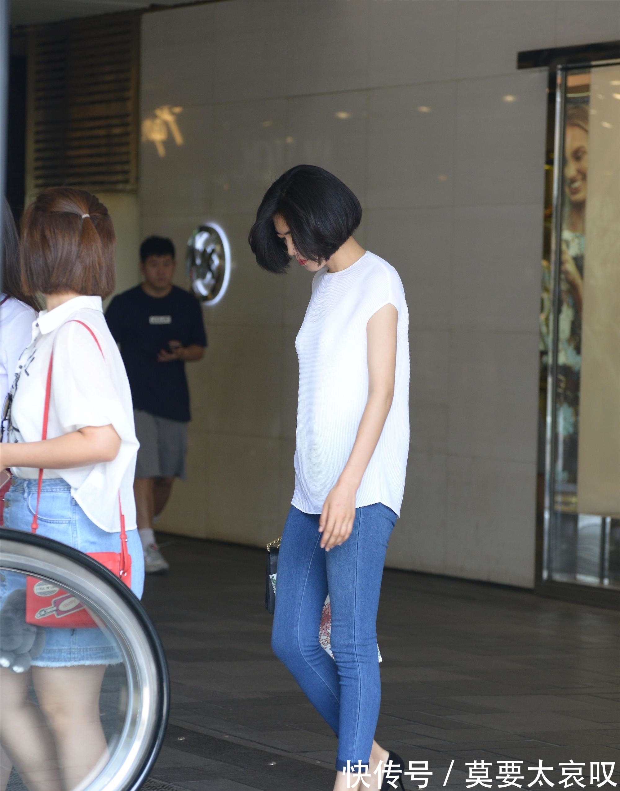 细高跟 蓝色修身牛仔短裤，搭配尖头细高跟单鞋，高挑显身材又有气质