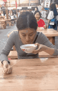 |搞笑GIF:霸气了我的姐 这辈子见过最拉风的走路姿势